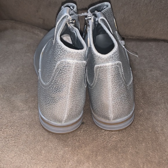 Kenneth Cole ankle booties - Picture 2 of 6